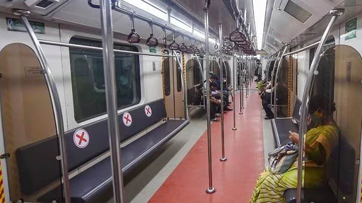 Kolkata Metro Railway: কর্মব্যস্ত সময়ে ফের বিভ্রাট কলকাতা মেট্রোয়, নেপথ্যে যাত্রীর ‘অ্যালার্ম কীর্তি’