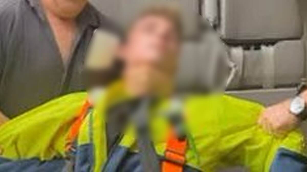 Armed Boy Entered Into Flight Video: বন্দুক, ছুরি নিয়ে বিমানে উঠে 'জঙ্গিদের মত কার্যকলাপ' কিশোরের, দেখুন ভিডিয়ো