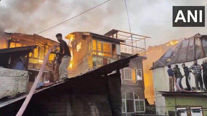 Fire In Jammu Kashmir: জম্মু কাশ্মীরে ভয়াবহ অগ্নিকাণ্ড, পুড়ে ছাই ৮ টি বাড়ি, দেখুন ভিডিয়ো
