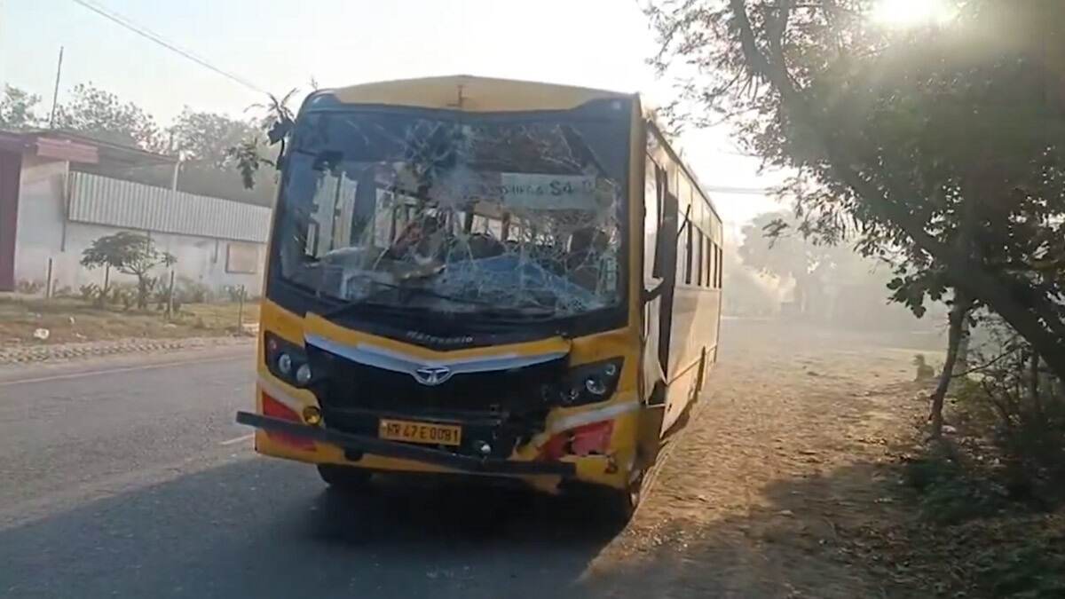 School Bus Collided With Truck: পড়ুয়া বোঝাই স্কুল বাসের সঙ্গে ট্রাকের ধাক্কা, ভাঙা বাস থেকে বের করে আনা হল ছাত্রদের, দেখুন ভিডিয়ো