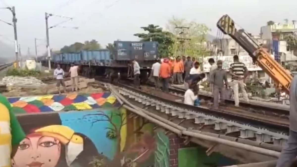 Damaging Railway Track Video: মালগাড়ির চাপে বেঁকেই গেল রেললাইন, ভয়াবহ দুর্ঘটনার ইঙ্গিত, দেখুন ভিডিয়ো