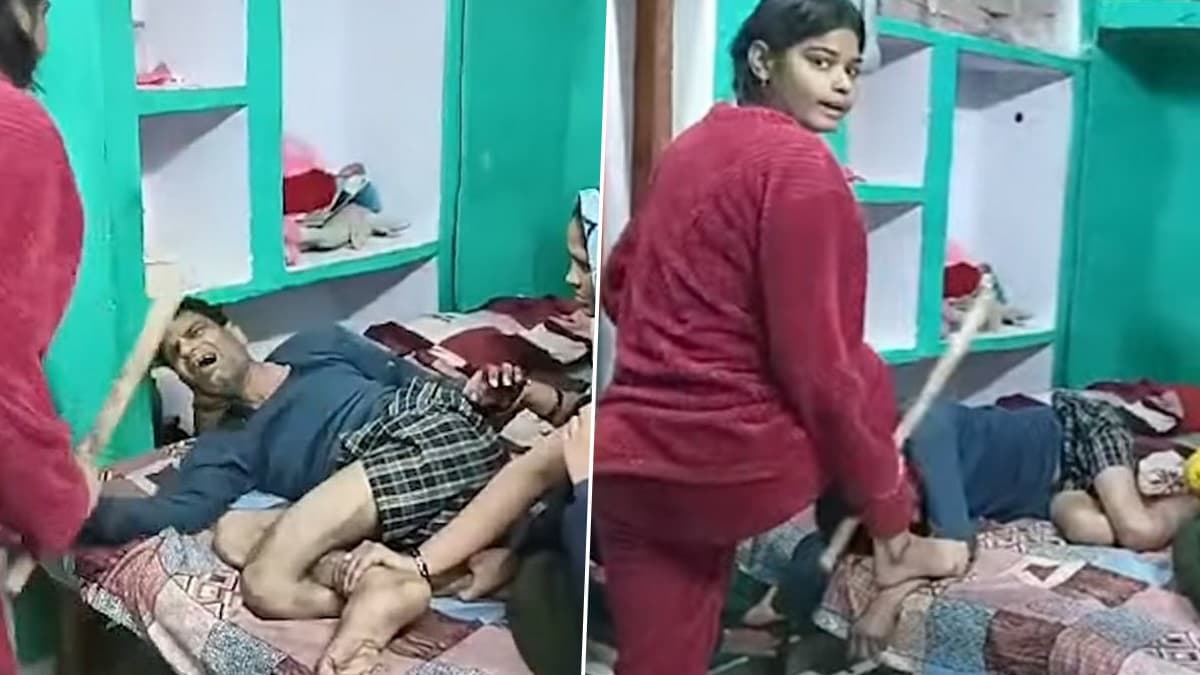 Two Daughters Gang Up To Beat Father Video: নির্মম, মায়ের 'উসকানিতে' বাবাকে পেটাচ্ছে ২ মেয়ে, অসুস্থ ব্যক্তির কাকুতি, মিনতি কানে গেল না কারও, দেখুন