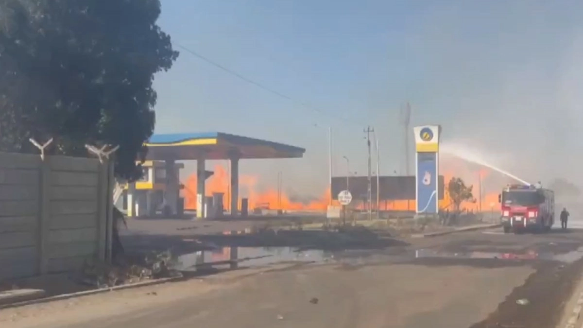 Massive Fire Video: পেট্রোল পাম্পের পাশে কাঠের গুদাম জ্বলছে দাউ দাউ করে, দেখুন ভয় ধরানো ভিডিয়ো