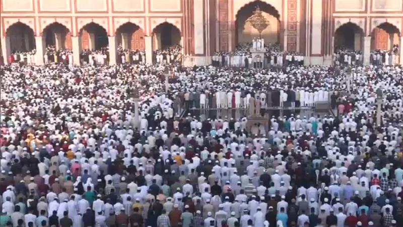 Eid al-Fitr Namaz: ভোরবেলা থেকেই জামা মসজিদে উপচে পড়া ভিড়, চলছে ঈদের নামাজ পাঠ