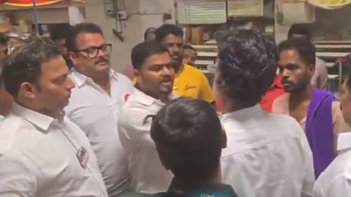 MNS Workers Slap Man For Not Knowing Marathi Video: ভাষা নিয়ে বিবাদ; মারাঠি না বলায় ডি-মার্টের কর্মীকে থাপ্পড় এমএনএস কর্মীর, ভিডিয়ো ভাইরাল হতেই জোর চর্চা
