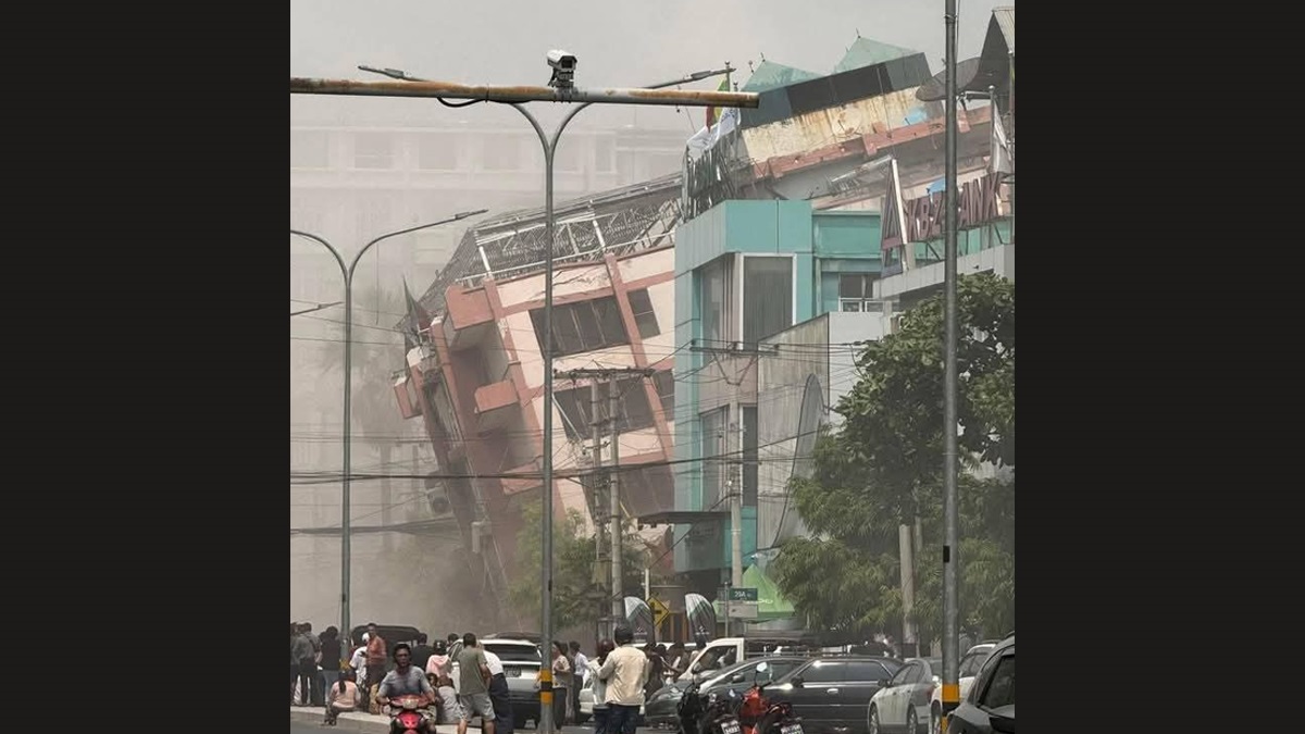 Earthquake In Myanmar Video: তালগোল পাকিয়ে মৃত্যুর কবজায় মানুষ, প্রবল ভূমিকম্পে মায়ানমারে একটি বাড়ির গায়ে অন্যটি ঝুঁকে পড়ল শহর জুড়ে, দেখুন