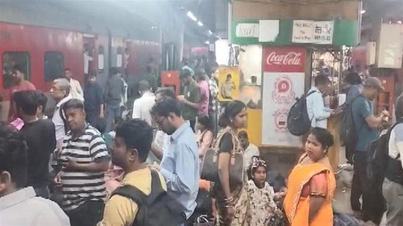 New Delhi Station: একাধিক ট্রেন, নয়াদিল্লি স্টেশনে ফের পদপিষ্টের মতো পরিস্থিতি