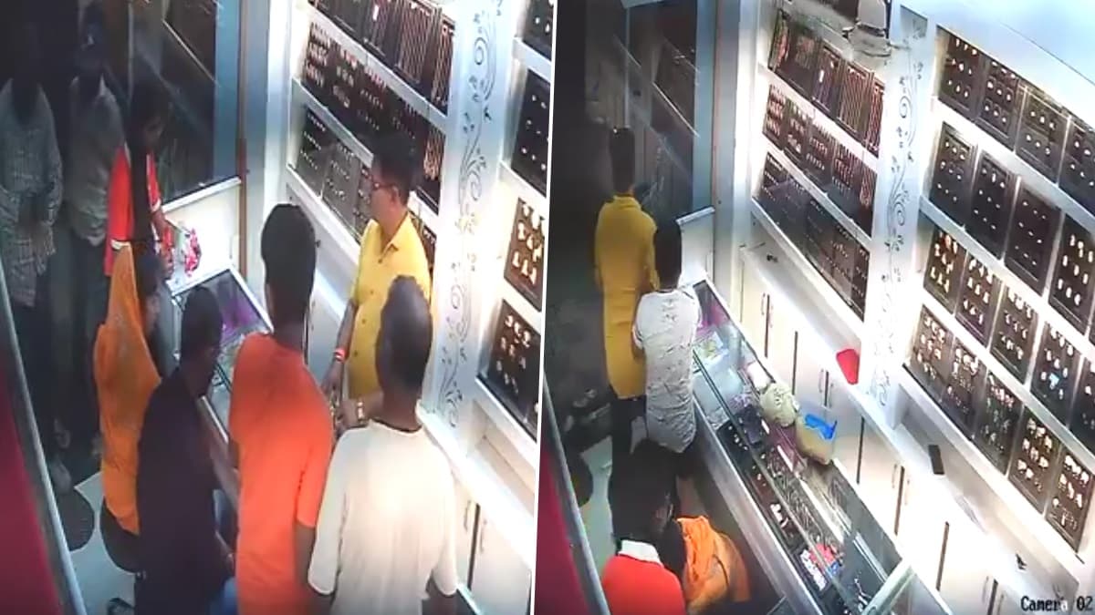 Shop Owner Chased Robbers With Sticks Video: 'ডান্ডা মেরে ঠাণ্ডা', বন্দুকের নলের সামনে দাঁড়িয়ে লাঠির বাড়িতে ডাকাত তাড়ালেন সোনার দোকানের মালিক, দেখুন