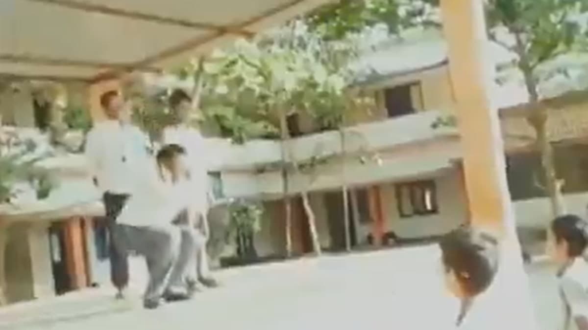 Headmaster Performs Sit-Ups In Front Of Students Video: পড়ুয়াদের প্রণাম করে ওঠবস করছেন শিক্ষক, দেখুন ভাইরাল ভিডিয়ো