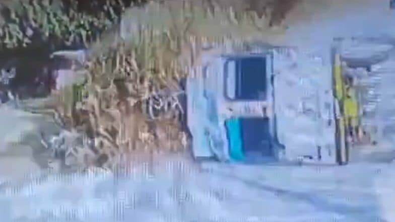 UP Road Accident: নিয়ন্ত্রণ হারিয়ে উল্টে গেল ট্রাক, হাসপাতালে মৃত্যুর সঙ্গে লড়াই চালকের