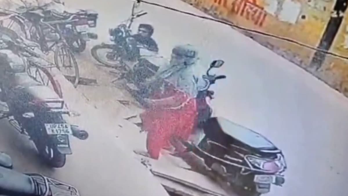 Shocking Video Of Stealing Bike: পুলিশের নাকের ডগা থেকে চুরি হয়ে যাচ্ছে বাইক, দেখুন ভিডিয়ো