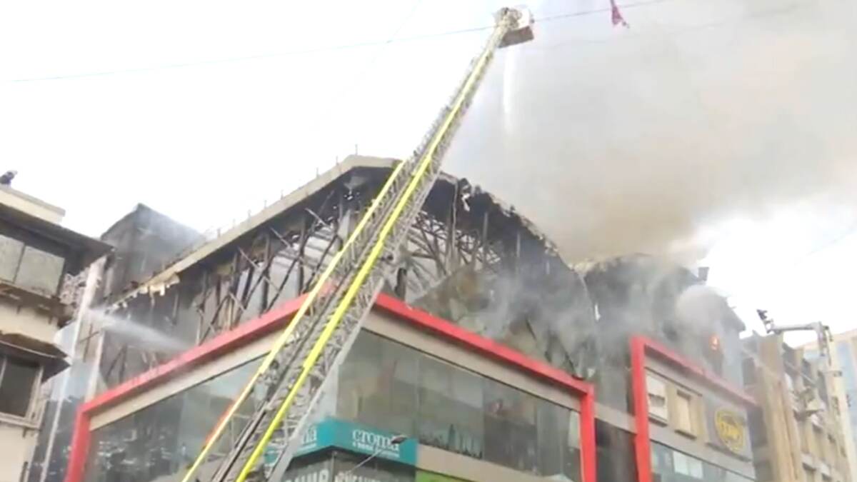 Maharashtra Fire: মুম্বইয়ের শোরুমে হঠাৎই আগুন, ঘটনাস্থলে দমকল বাহিনীর সদস্যরা (দেখুন ভিডিও)