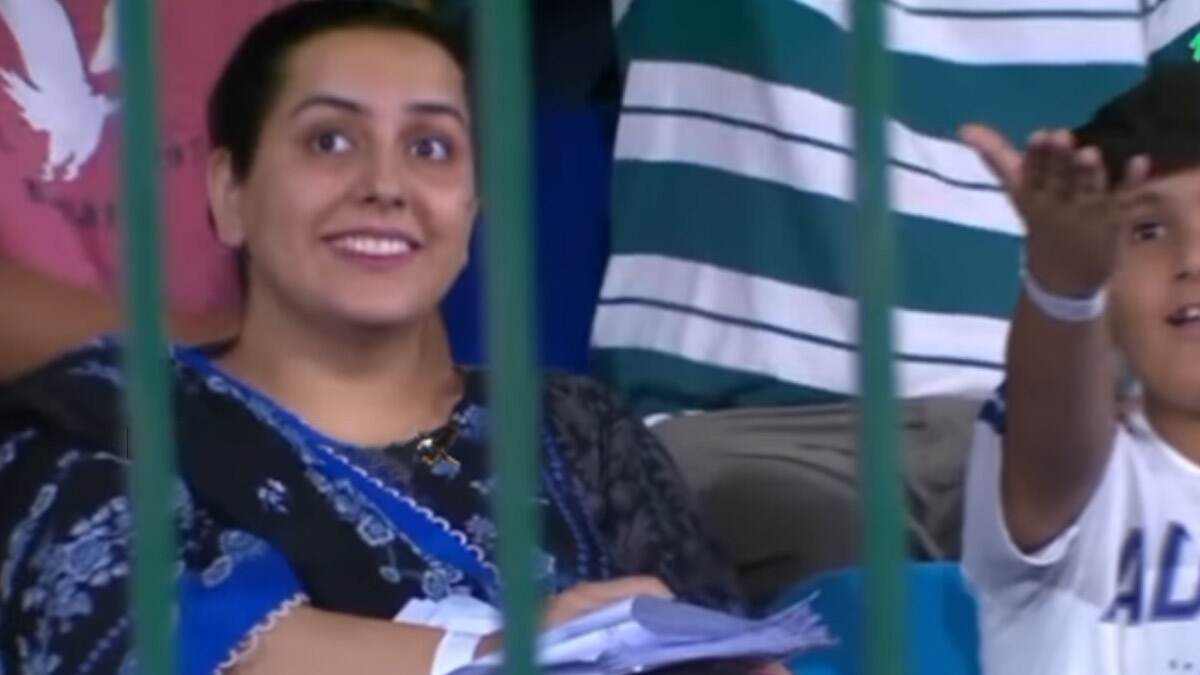 Viral Cricket Fan Video: ক্রিকেটের বিরাট ভক্ত! ম্যাচ চলাকালীন স্টেডিয়ামে বসে পরীক্ষার খাতা দেখলেন পাকিস্তানি মহিলা,  ভিডিও হল ভাইরাল