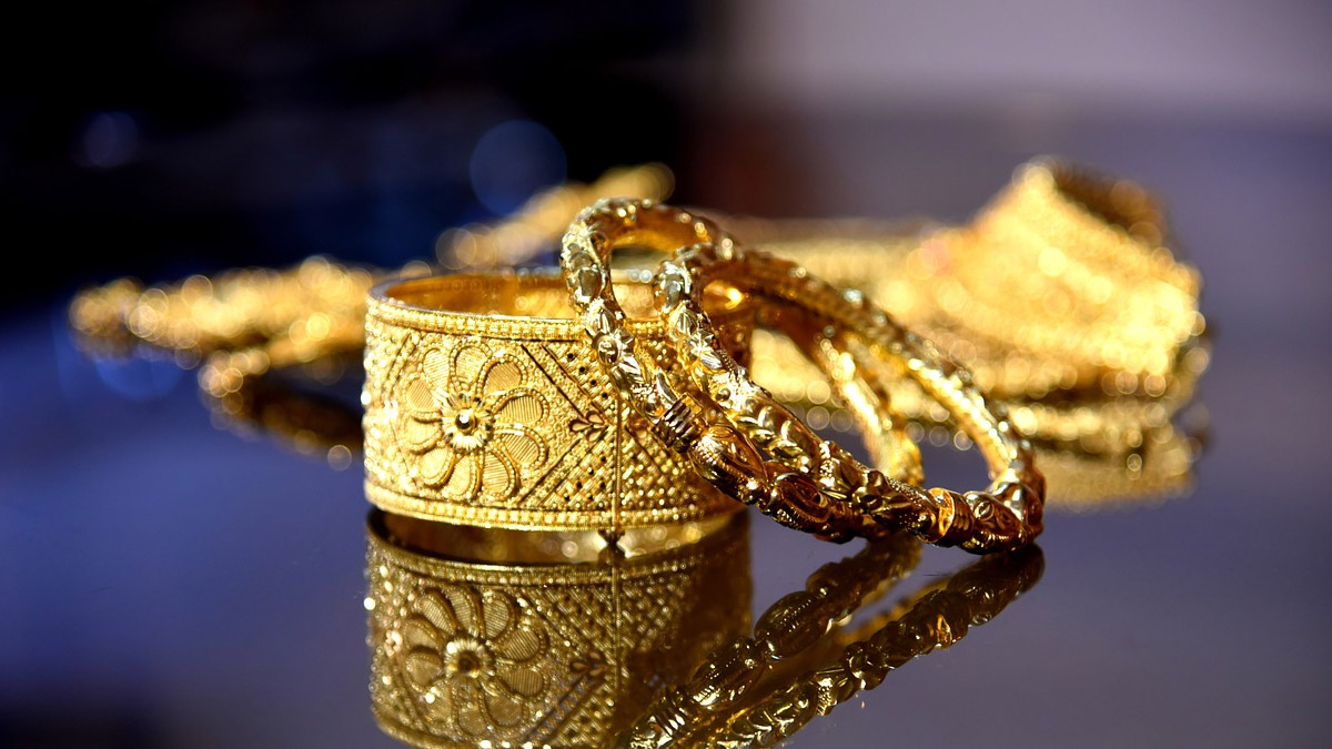 Gold Price Crosses Rs 1 Lakhs in Kolkata: সোনার দামে ঐতিহাসিক মোড়, কলকাতায় বাজারে ১ লাখের গণ্ডি পার করল সোনালী ধাতু