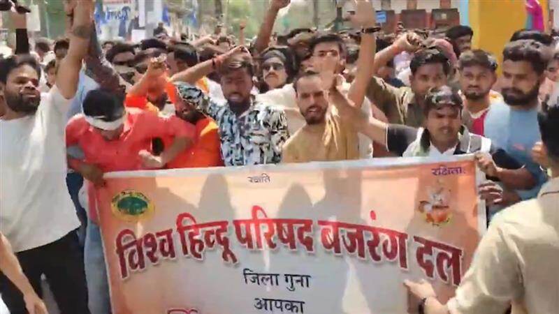 Madhya Pradesh: হনুমান জয়ন্তীতে পাথর ছোঁড়ার ঘটনায় পরিস্থিতি উত্তপ্ত, বিশাল পুলিশ বাহিনী মোতায়েন