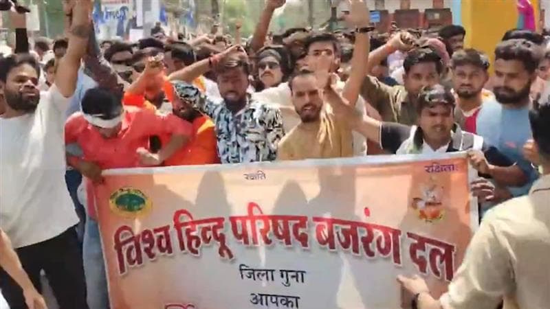 Madhya Pradesh: হনুমান জয়ন্তীতে পাথর ছোঁড়ার ঘটনায় পরিস্থিতি উত্তপ্ত, বিশাল পুলিশ বাহিনী মোতায়েন