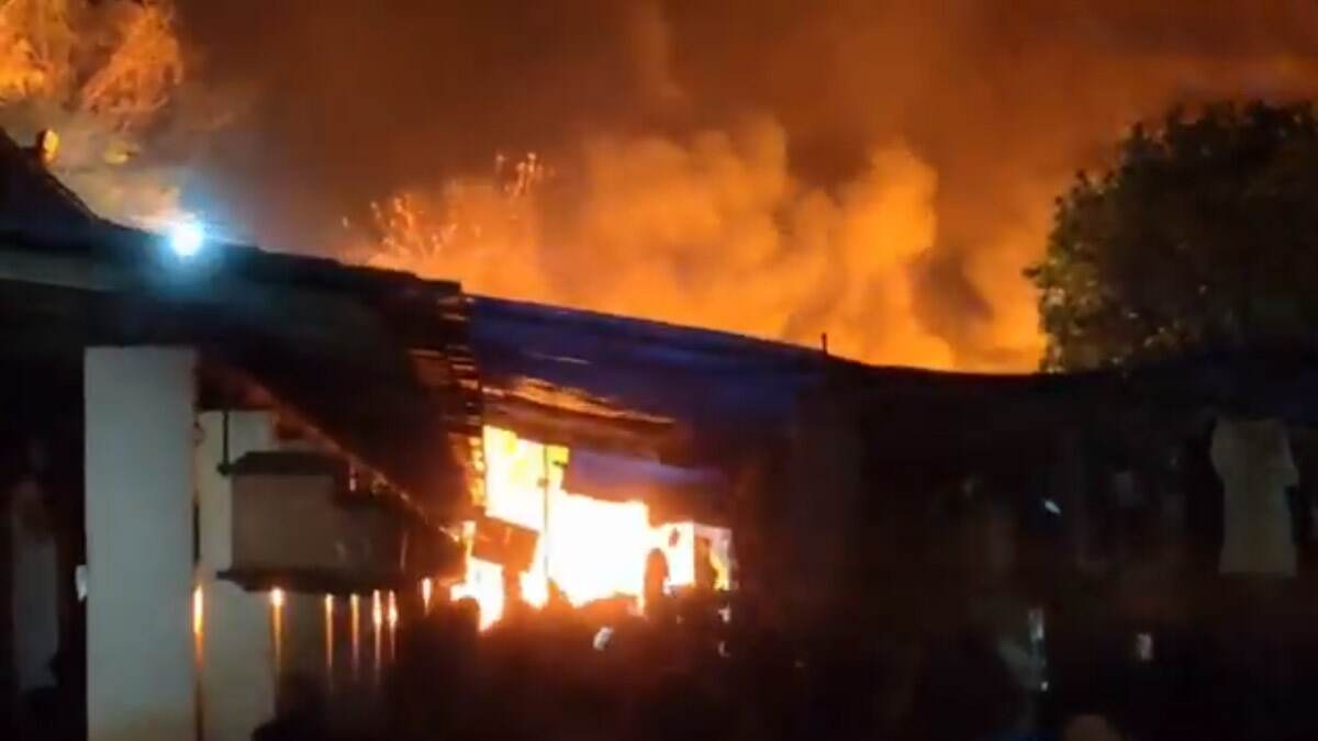 Delhi Fire: দিল্লি হাটে বিধ্বংসী অগ্নিকাণ্ড, আগুনের লেলিহান শিখায় পুড়ে ছা্ঁই অসংখ্য দোকান, দেখুন ভিডিয়ো
