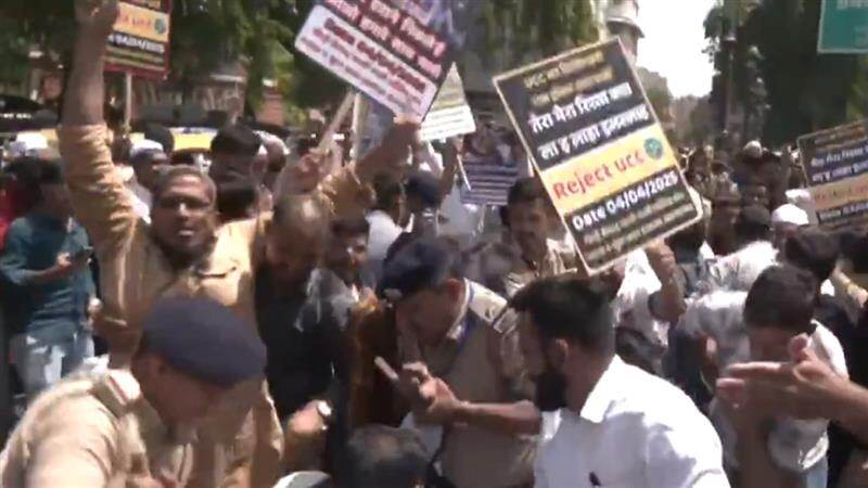 Waqf Bill Protest: মোদী গড় আমেদাবাদের রাস্তায় বড় বিক্ষোভ, দেখুন ভিডিয়ো