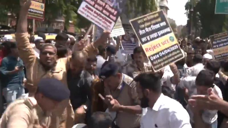 Waqf Bill Protest: মোদী গড় আমেদাবাদের রাস্তায় বড় বিক্ষোভ, দেখুন ভিডিয়ো