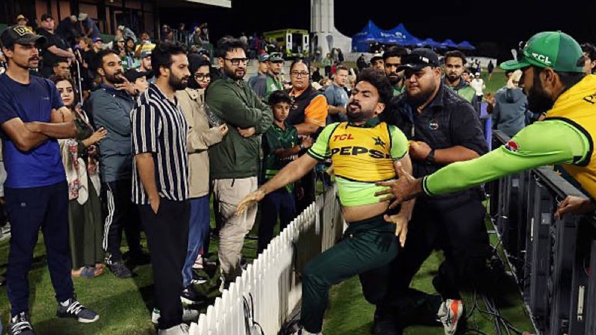 Khusdil Shah Clash with Fan, Cricket Viral Video: নিউজিল্যান্ডে পাকিস্তান বিরোধী স্লোগান! মাঠেই ফ্যানের সাথে ঝামেলায় জড়ালেন পাক ক্রিকেটার খুশদিল শাহ
