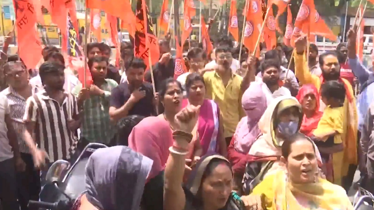 Vishva Hindu Parishad: মুর্শিদাবাদের ঘটনার প্রতিবাদে নয়ডায় বিশ্ব হিন্দু পরিষদের মিছিল, দেখুন ভিডিয়ো