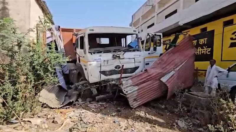 Madhya Pradesh: বাতিয়াগড়ে বেপড়োয়া ট্রাক সজোরে ধাক্কা মারল রাস্তার ধারে একাধিক দোকানে, চলছে উদ্ধারকাজ
