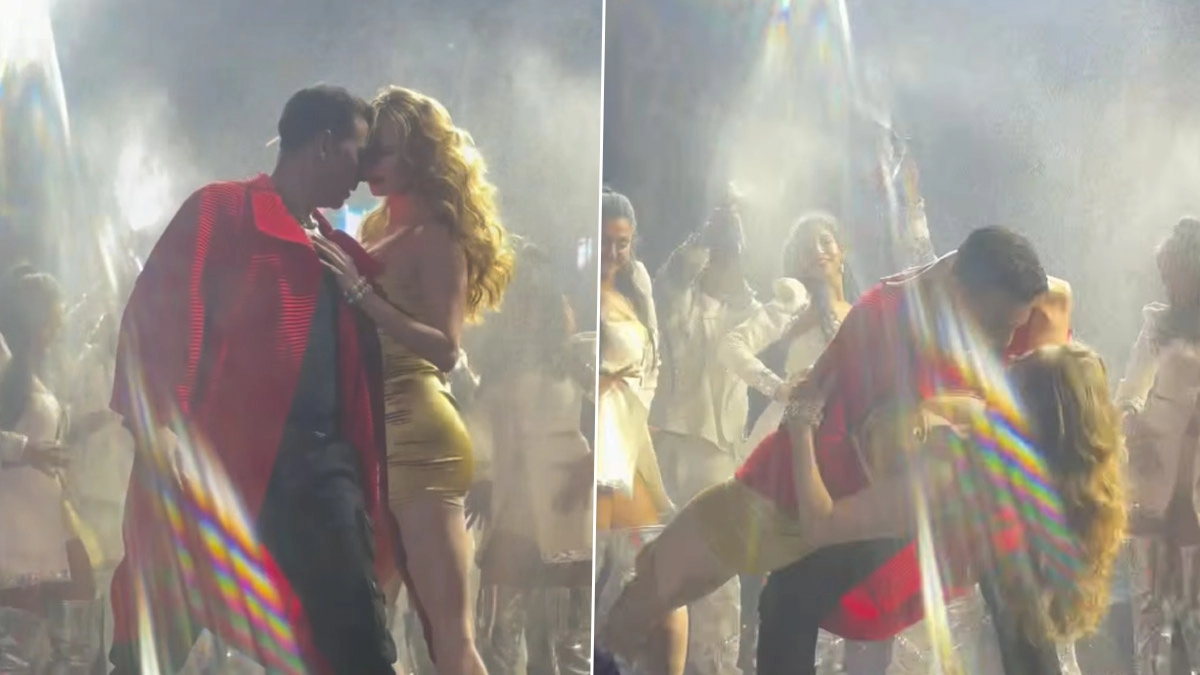 Akshay Kumar Romantic Dance Video: রহস্যময়ী নারীর সঙ্গে লেপটে নাচ অক্ষয়ের, টিপ টিপ বরসা পানি-তে মঞ্চে একে অপরের শরীর ছুঁয়ে গেলেন, দেখুন