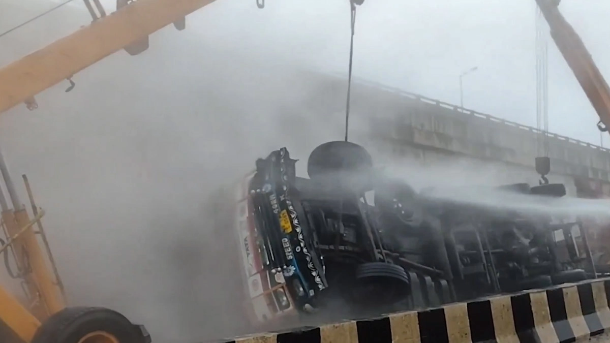 Acid Tanker Overturn In Durgapur: দুর্গাপুরে উল্টে গেল অ্যাসিড ভর্তি ট্যাঙ্কার, পরিস্থিতি নিয়ন্ত্রণে আনল দমকল