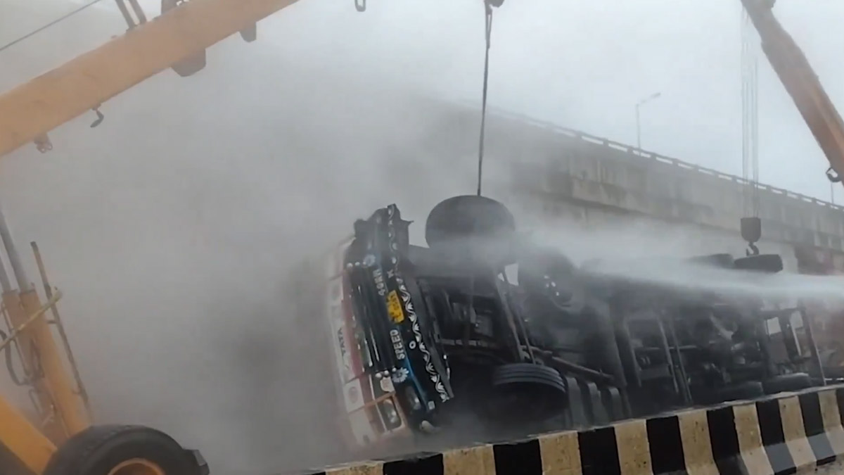 Acid Tanker Overturn In Durgapur: দুর্গাপুরে উল্টে গেল অ্যাসিড ভর্তি ট্যাঙ্কার, পরিস্থিতি নিয়ন্ত্রণে আনল দমকল