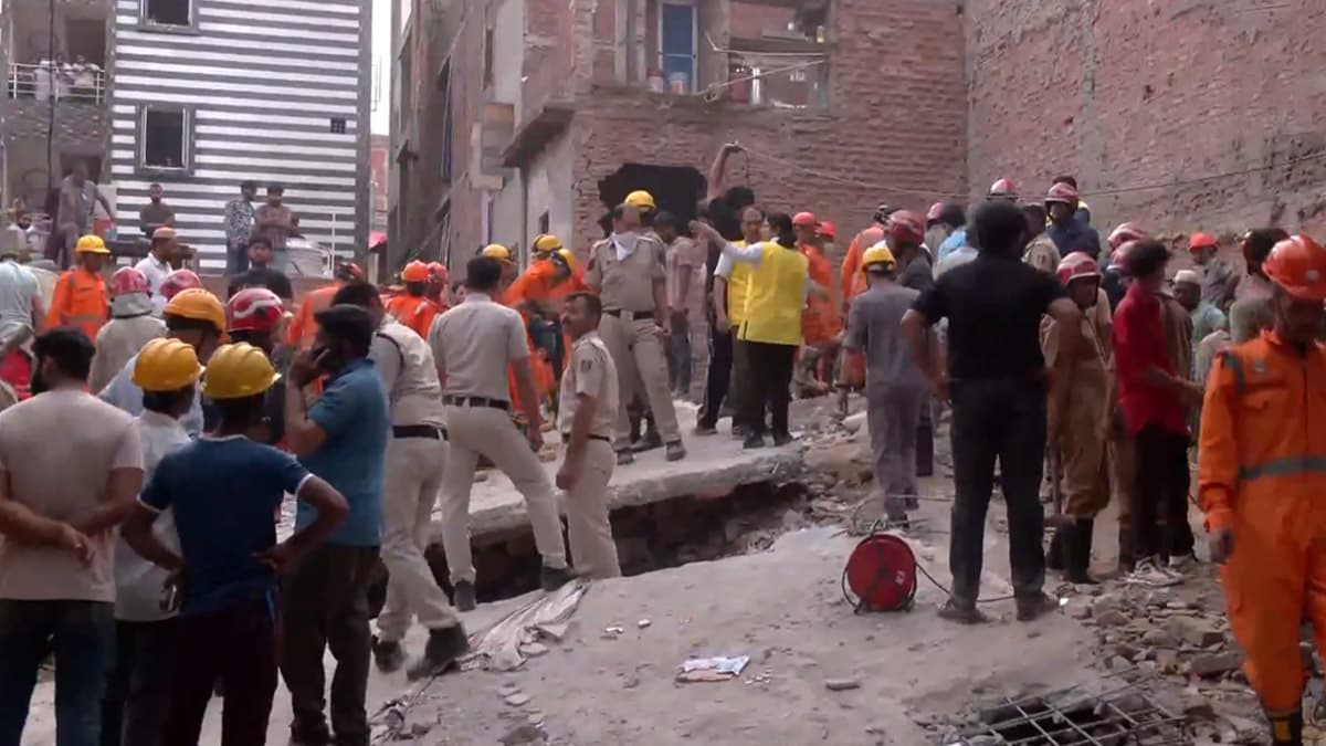 Building Collapsed in Delhi: গভীর রাতে হুড়মুড়িয়ে ভেঙে পড়ল বহুতল, দিল্লিতে ভয়াবহ দুর্ঘটনায় মৃত ৪, আহত অনেকে