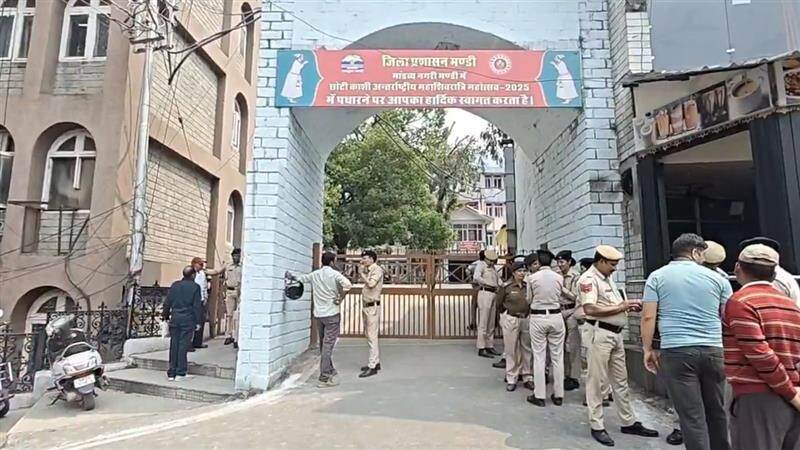 Delhi Dwarka Court Receives Bomb Threat: দিল্লির দ্বারকা আদালতে বোমা হামলার হুমকি, বিচারভবন খালি করে স্থগিত কার্যক্রম