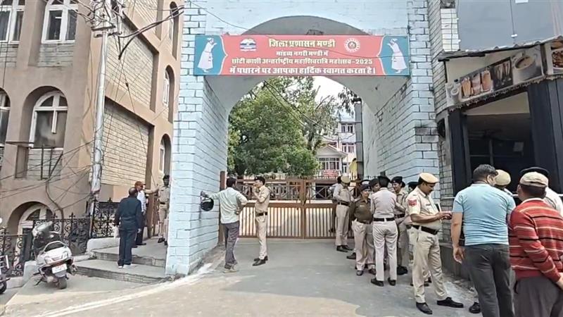 Delhi Dwarka Court Receives Bomb Threat: দিল্লির দ্বারকা আদালতে বোমা হামলার হুমকি, বিচারভবন খালি করে স্থগিত কার্যক্রম