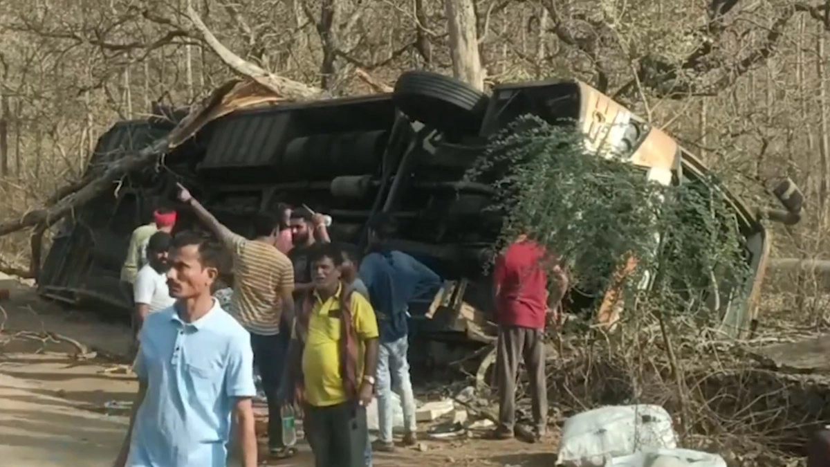 Maharashtra Bus Accident: মদ্যপ অবস্থায় বাস চালাতে গিয়ে ভয়ঙ্কর দুর্ঘটনা ঘটালেন চালক, আহত অসংখ্য যাত্রী, দেখুন ভিডিয়ো
