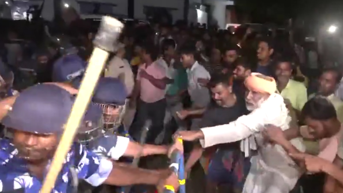 Malda: রাজ্যপালের সঙ্গে দেখা করার জন্য মালদায় স্কুলের সামনে বিক্ষোভ গ্রামবাসীদের, দেখুন ভিডিয়ো