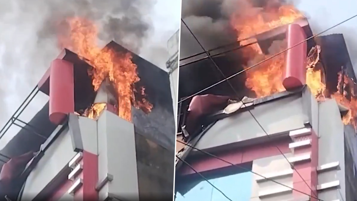 Delhi Fire: গান্ধীনগরের মার্কেটে বিধ্বংসী অগ্নিকাণ্ড, ঘটনাস্থলে দমকলের একাধিক ইঞ্জিন, দেখুন ভিডিয়ো