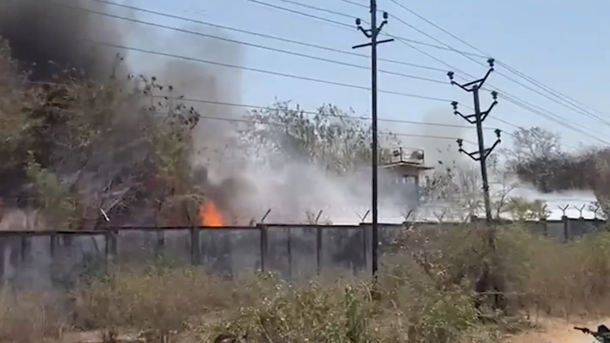 Bhopal Fire: ভোপালে ভেল কারখানায় ভয়াবহ অগ্নিকাণ্ড, ঘটনাস্থলে দমকলের একাধিক ইঞ্জিন, দেখুন ভিডিয়োe: