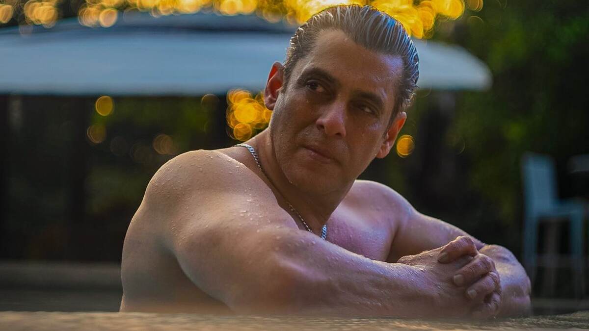 Salman Khan at Swimming Pool: সুইমিংপুলে শার্টলেস সলমন, ৫৯ বছরেও ভাইজানের ফিটনেসে আউট তরুণ তুর্কিরা, দেখুন ছবি