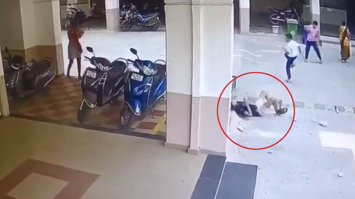 Surat: আবাসনের নীচে বন্ধুদের সঙ্গে খেলা করতে গিয়ে মাথায় উপর ভেঙে পড়ল সিমেন্টের টুকরো, ১১ দিন পর হাসপাতালে মৃত্যু ষষ্ঠ শ্রেণির ছাত্রের