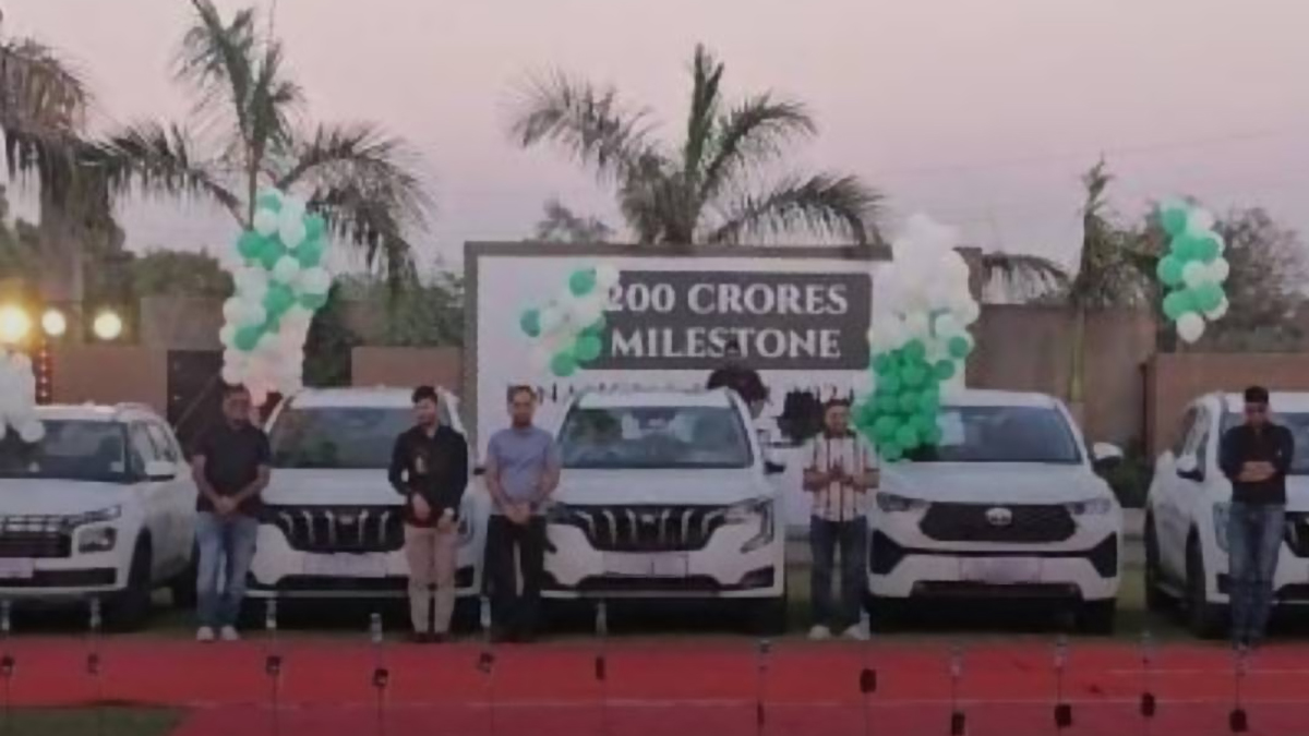 Company Gifts 12 Cars: লক্ষ্য অর্জনের সাফল্যে ১২ জন কর্মীকে বিলাসবহুল গাড়ি উপহার