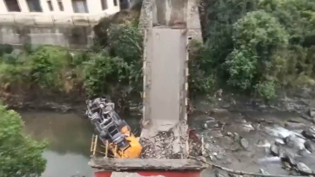 Kullu Bridge Collapsed Video: ভারী যান উঠতেই তাসের ঘরের মত ভাঙল ব্রিজ, দেখুন ব্রিজ