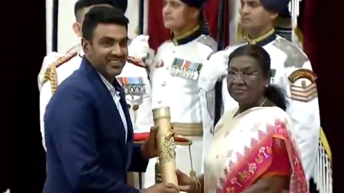Padma Shri Award 2024-25:  ক্রীড়া ক্ষেত্রে অবদানের জন্য রাষ্ট্রপতি দ্রৌপদী মুর্মুর কাছ থেকে মর্যাদাপূর্ণ পদ্মশ্রী পুরষ্কার গ্রহণ করলেন রবি অশ্বিন (দেখুন ভিডিও)