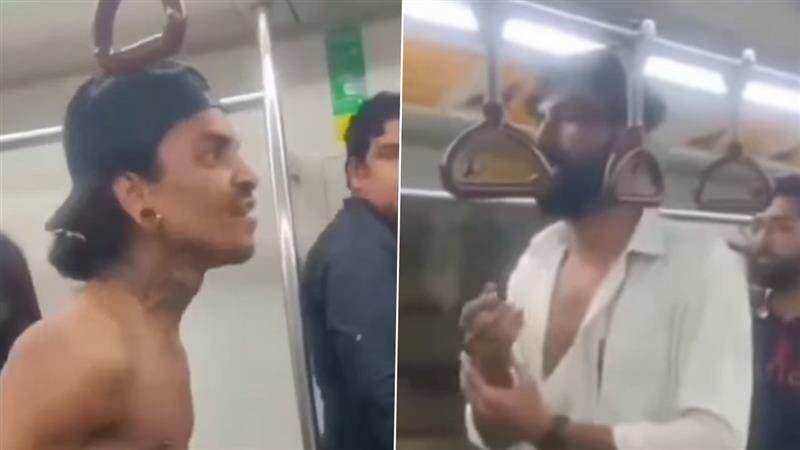 Delhi Metro Viral Video: মেট্রো নাকি যুদ্ধের ময়দান! চলন্ত পাতালরেলের মধ্যে দুই যুবকের হাতাহাতি, টেনে ছেঁড়ে হল পোশাক, দেখুন
