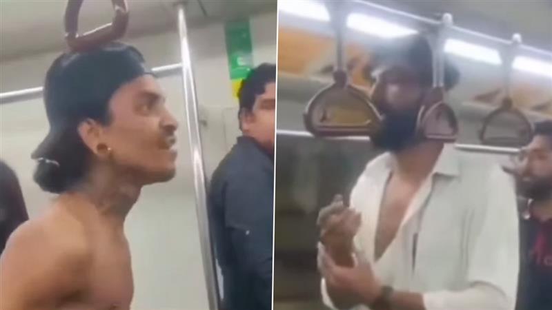Delhi Metro Viral Video: মেট্রো নাকি যুদ্ধের ময়দান! চলন্ত পাতালরেলের মধ্যে দুই যুবকের হাতাহাতি, টেনে ছেঁড়ে হল পোশাক, দেখুন