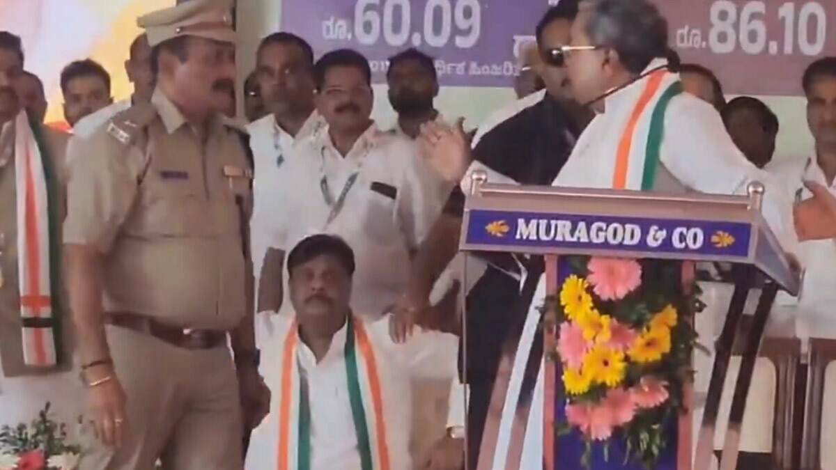 Siddaramaiah Slap Gesture At Cop Video: জনসভা চলাকালীন ভরা মঞ্চে পুলিশ অফিসারকে চড় মারতে উদ্যত হলেন মুখ্যমন্ত্রী সিদ্দারামাইয়া, ভিডিও ভাইরাল হতেই নিন্দার ঝড়