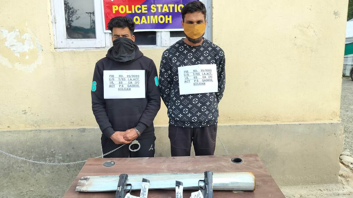 Jammu and Kashmir: কাশ্মীরে নাশকতার ছক বানচাল, কুলগাম থেকে অস্ত্র সহ গ্রেফতার ২ জঙ্গি