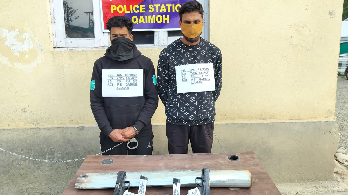 Jammu and Kashmir: কাশ্মীরে নাশকতার ছক বানচাল, কুলগাম থেকে অস্ত্র সহ গ্রেফতার ২ জঙ্গি