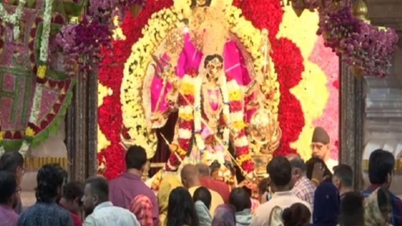 Navratri 2025  Maha Ashtami: নবরাত্রির মহাঅষ্টমী আজ, দেবী দুর্গার মন্দিরে সকাল থেকে পুজোর ধুম, আরাধনায় মেতেছেন ভক্তরা, দেখুন