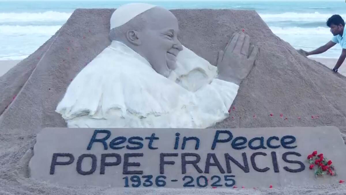 Sudarshan Patnaik Creates Sculpture of Pope Francis: পোপ ফ্রান্সিসের অভূতপূর্ব ভাস্কর্য পুরীর সমুদ্র সৈকতে, বালি শিল্পী সুদর্শন পট্টনায়েকের হাতের ছোঁয়ায় ফের জীবন্ত