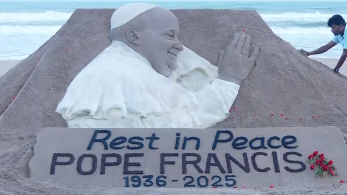 Sudarshan Patnaik Creates Sculpture of Pope Francis: পোপ ফ্রান্সিসের অভূতপূর্ব ভাস্কর্য পুরীর সমুদ্র সৈকতে, বালি শিল্পী সুদর্শন পট্টনায়েকের হাতের ছোঁয়ায় ফের জীবন্ত