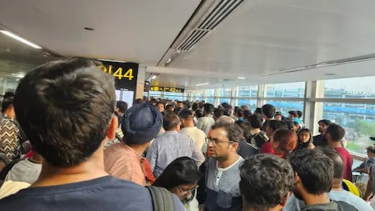 Chaos at Delhi Airport: ধুলোঝড়ে ওলটপালট দিল্লি, রাজধানী ছুঁতে পারল না বহু বিমান, ভিড়ের চাপে বিমানবন্দরে পদপিষ্টের পরিস্থিতি